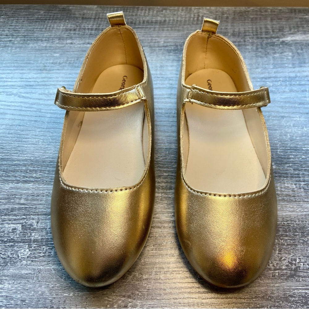 Gold maryjane style Kids Shoes - excellent condition. Size 9 toddler.